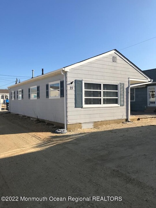 27 E Crane Way in Lavallette, NJ - Foto de edificio