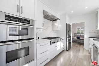 5439 Carpenter Ave in Los Angeles, CA - Building Photo - Building Photo