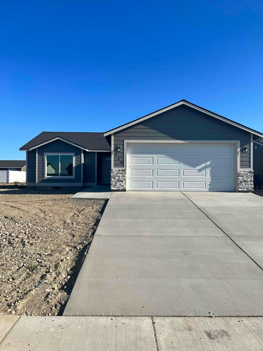 910 E Mt Baker St in Othello, WA - Foto de edificio