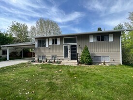 1314 Red Apple Rd in Wenatchee, WA - Building Photo