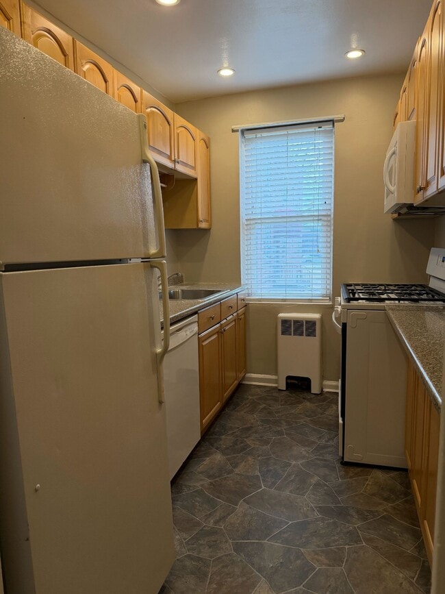 1549 Central Park Ave in Yonkers, NY - Building Photo - Building Photo