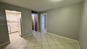 6195 W 18th Ave, Unit G324 in Hialeah, FL - Building Photo