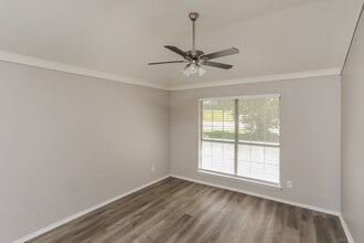 721 S Highland Dr in Cedar Hill, TX - Foto de edificio - Building Photo