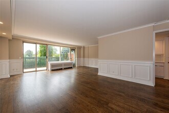 111 Cherry Valley Ave in Garden City, NY - Building Photo - Building Photo