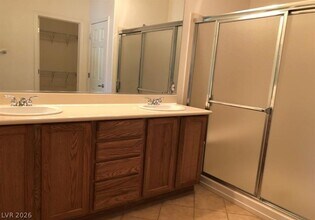 2136 Crescent Heights Ave in Henderson, NV - Building Photo - Building Photo