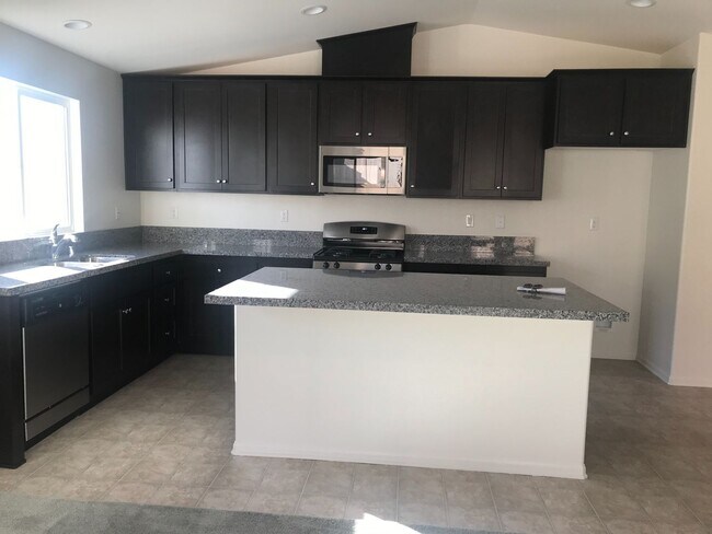 13365 Evanston St in Victorville, CA - Building Photo - Building Photo