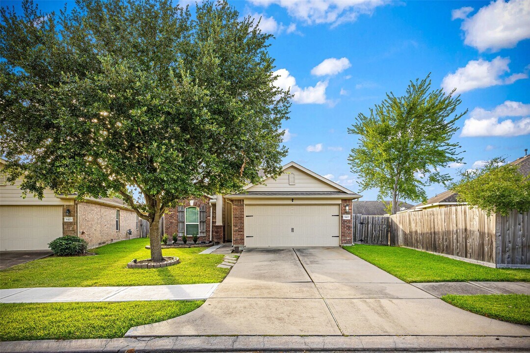 5427 Stonegate Dr in Richmond, TX - Foto de edificio