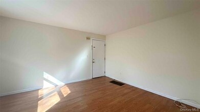 64 Pine Hollow Rd in Oyster Bay, NY - Building Photo - Building Photo