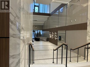 5105 Hurontario St in Mississauga, ON - Building Photo - Building Photo