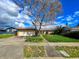 3306 Macleod St in Napa, CA - Building Photo