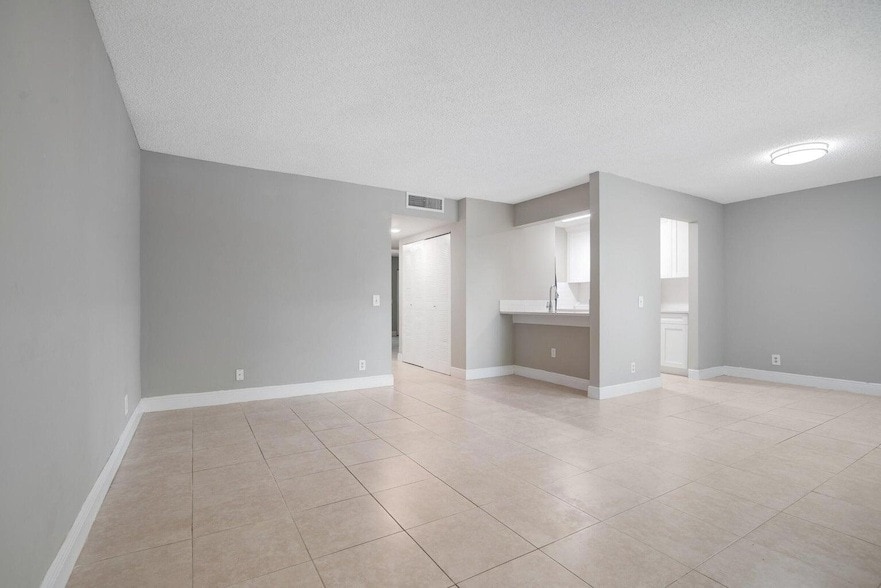 516 Meadows Cir in Boynton Beach, FL - Building Photo