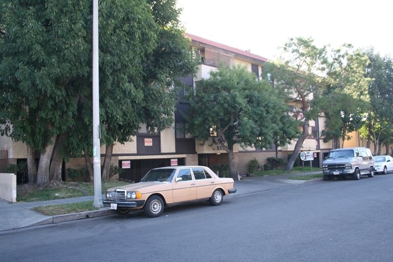 PepperTree Apartments in Panorama City, CA - Building Photo