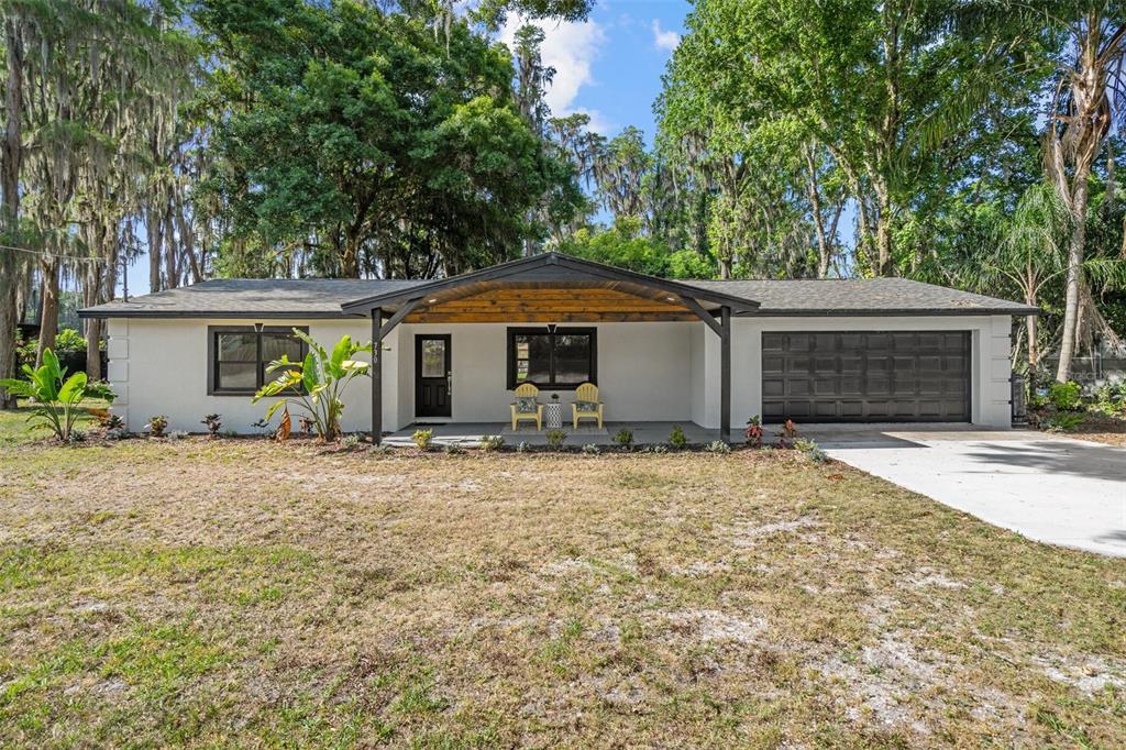 730 Crystal Lake Rd in Lutz, FL - Building Photo