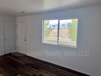 303 Spring Creek Pkwy in Spring Creek, NV - Foto de edificio - Building Photo