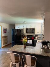 14 Jo Ellen Dr, Unit Upstairs in Merrimack, NH - Foto de edificio - Building Photo