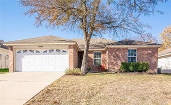 1004 Muelhause St in Belton, TX - Building Photo