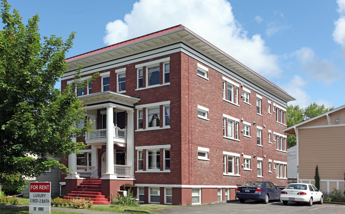 Elliott Hall Apartments in Tacoma, WA - Building Photo