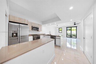4133 N Oak Pl in Dania Beach, FL - Building Photo - Building Photo