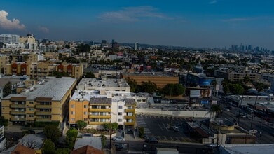 Vista Luxury Investments, LLC in Los Angeles, CA - Foto de edificio - Building Photo