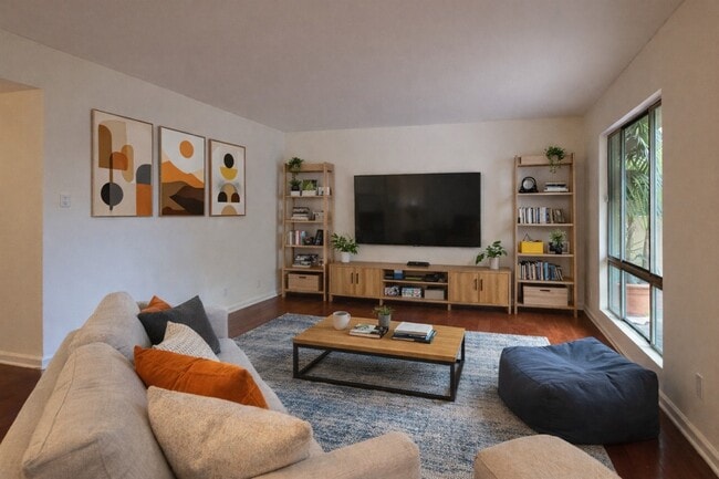 970 Palm Avenue, Unit 107 in West Hollywood, CA - Foto de edificio - Building Photo