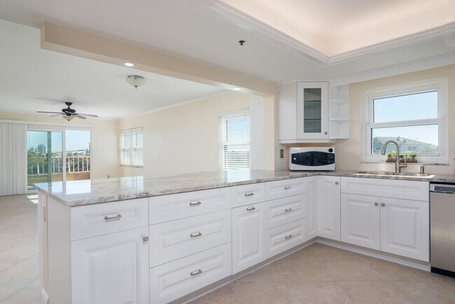 160 Columbia Dr in Tampa, FL - Building Photo - Building Photo