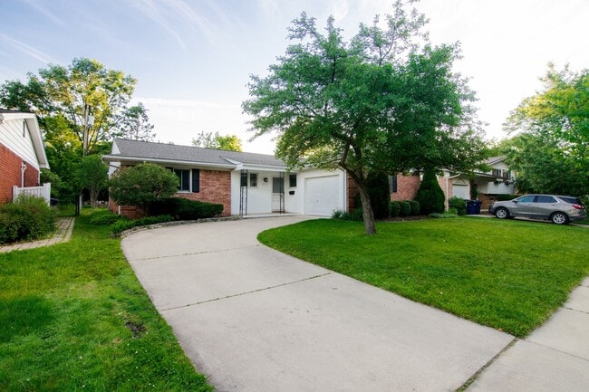 2751 Aurora St in Ann Arbor, MI - Building Photo - Building Photo