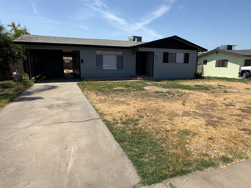 428 W Wayside Dr in Dinuba, CA - Building Photo