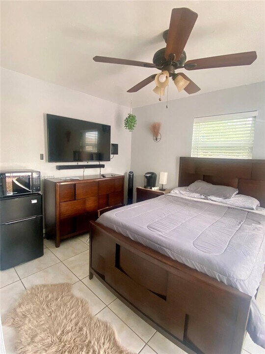 945 SW 9th St in Hallandale Beach, FL - Building Photo