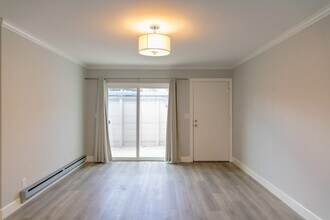 242 Elwood St, Unit 3 in Redwood City, CA - Building Photo - Building Photo