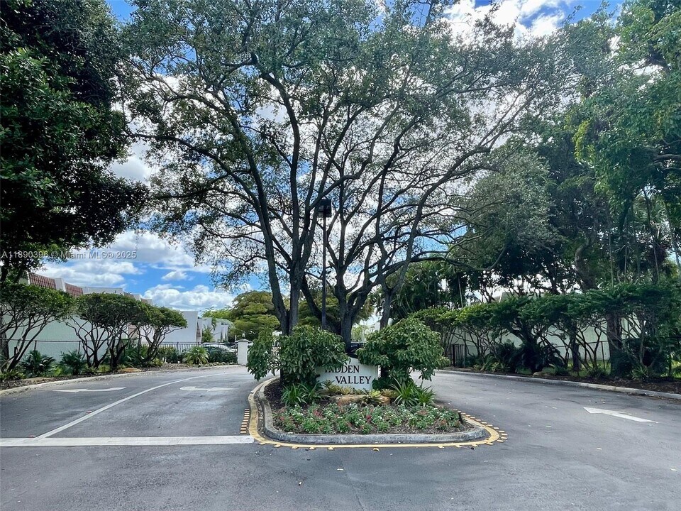 9007 SW 62nd Terrace in Miami, FL - Building Photo