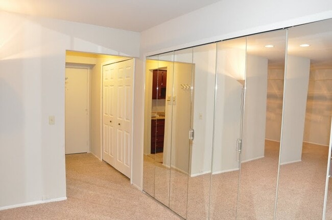 30042 W 12 Mile Rd, Unit 55 in Farmington Hills, MI - Building Photo - Building Photo