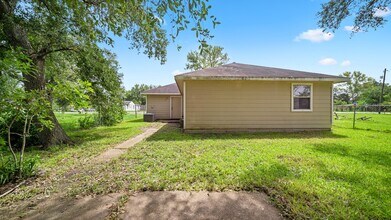 2216 Avenue F in Dickinson, TX - Building Photo - Building Photo