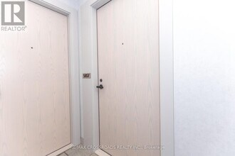 8 Interchange Wy in Vaughan, ON - Building Photo - Building Photo