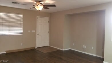 1008 Monte De Oro Ave in Las Vegas, NV - Foto de edificio - Building Photo