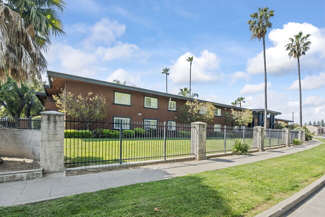 Wilshire Court Apartments in Stockton, CA - Building Photo - Building Photo