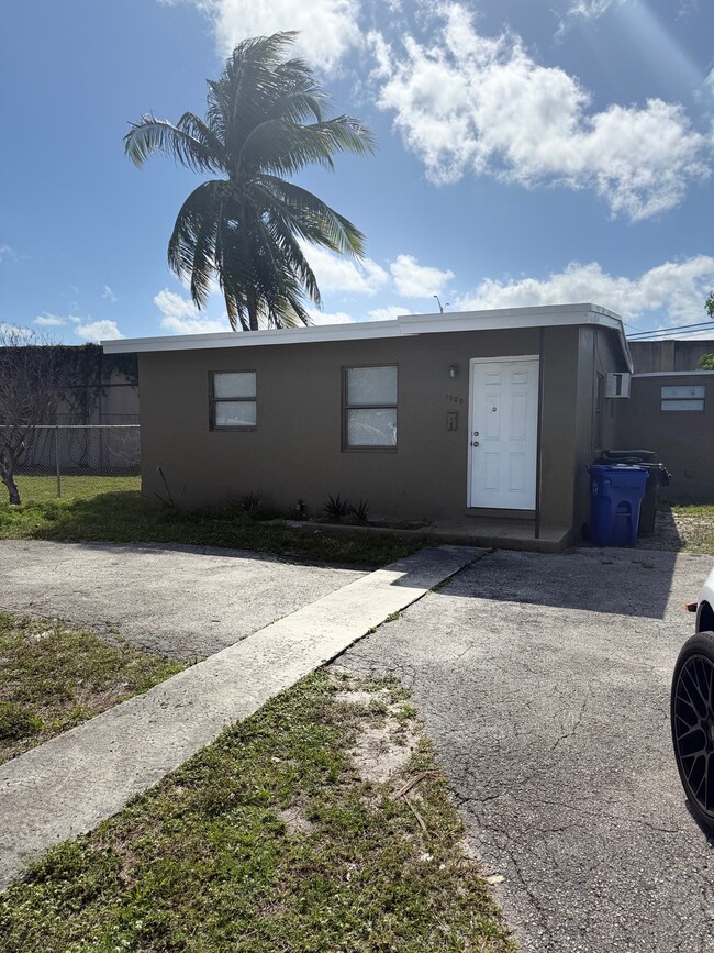 property at 1708 Lauderdale Manor Dr