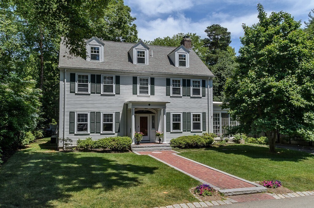 22 Leighton Rd in Wellesley, MA - Building Photo