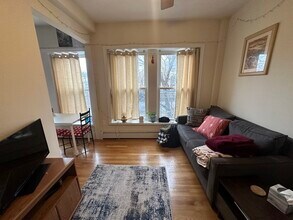 1056 Cambridge St, Unit 2F in Cambridge, MA - Foto de edificio - Building Photo