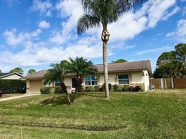 3325 Queen Palm Dr in Edgewater, FL - Building Photo - Building Photo