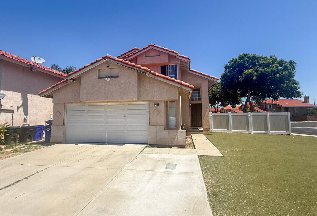 15488 Aveiro Rd in Fontana, CA - Building Photo