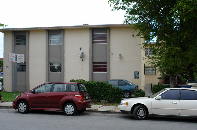 989 NW 2nd St in Miami, FL - Building Photo - Building Photo