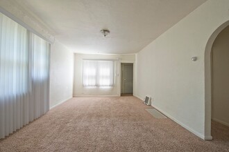 18 8th Ave NW in Minot, ND - Building Photo - Building Photo
