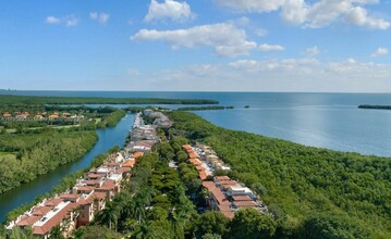 6206 Paradise Point Dr in Palmetto Bay, FL - Building Photo - Building Photo