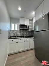 9965 Glencrest Cir in Burbank, CA - Building Photo - Building Photo