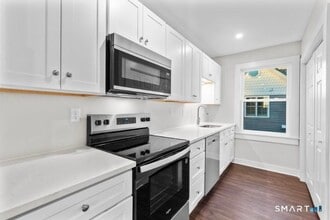 57 E Main St in Branford, CT - Building Photo - Building Photo