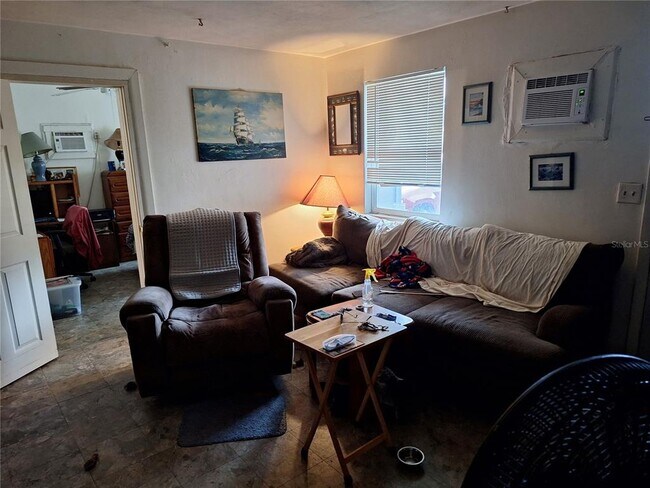 21528 Kenyon Ave in Port Charlotte, FL - Foto de edificio - Building Photo