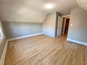 76 Sanford Ave S in Hamilton, ON - Building Photo - Building Photo