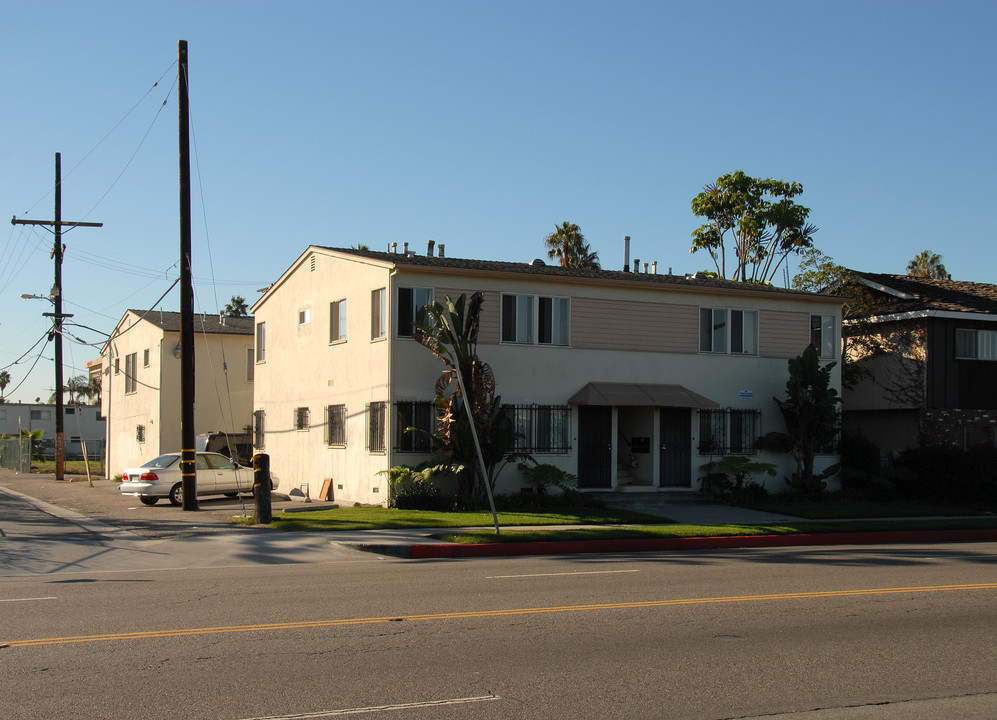 5812 Arbor Vitae St in Los Angeles, CA - Building Photo