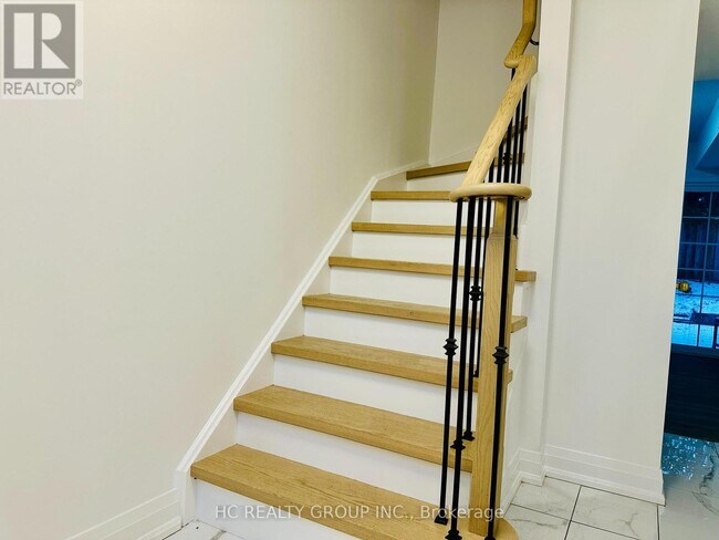 76 Mosaics Ave in Aurora, ON - Building Photo - Building Photo