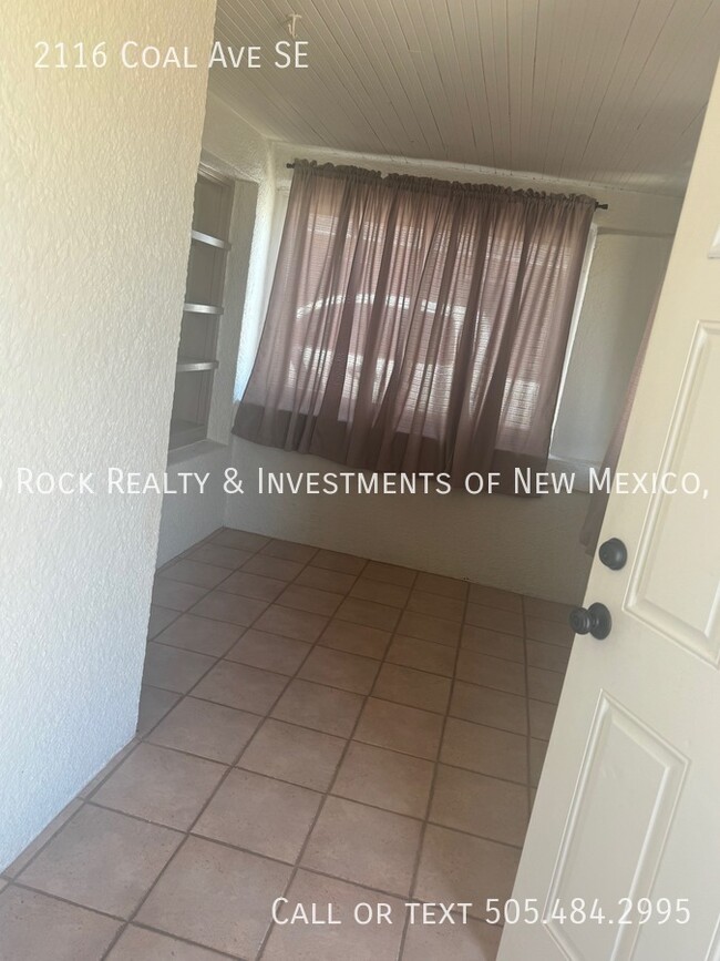2116 Coal Ave SE in Albuquerque, NM - Foto de edificio - Building Photo